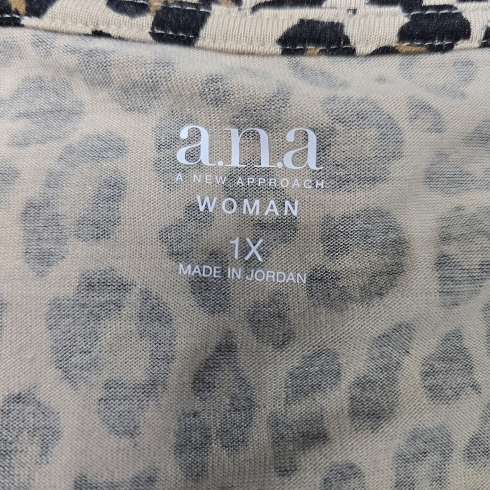 a.n.a women's leopard print short sleeve top - Picture 3 of 5
